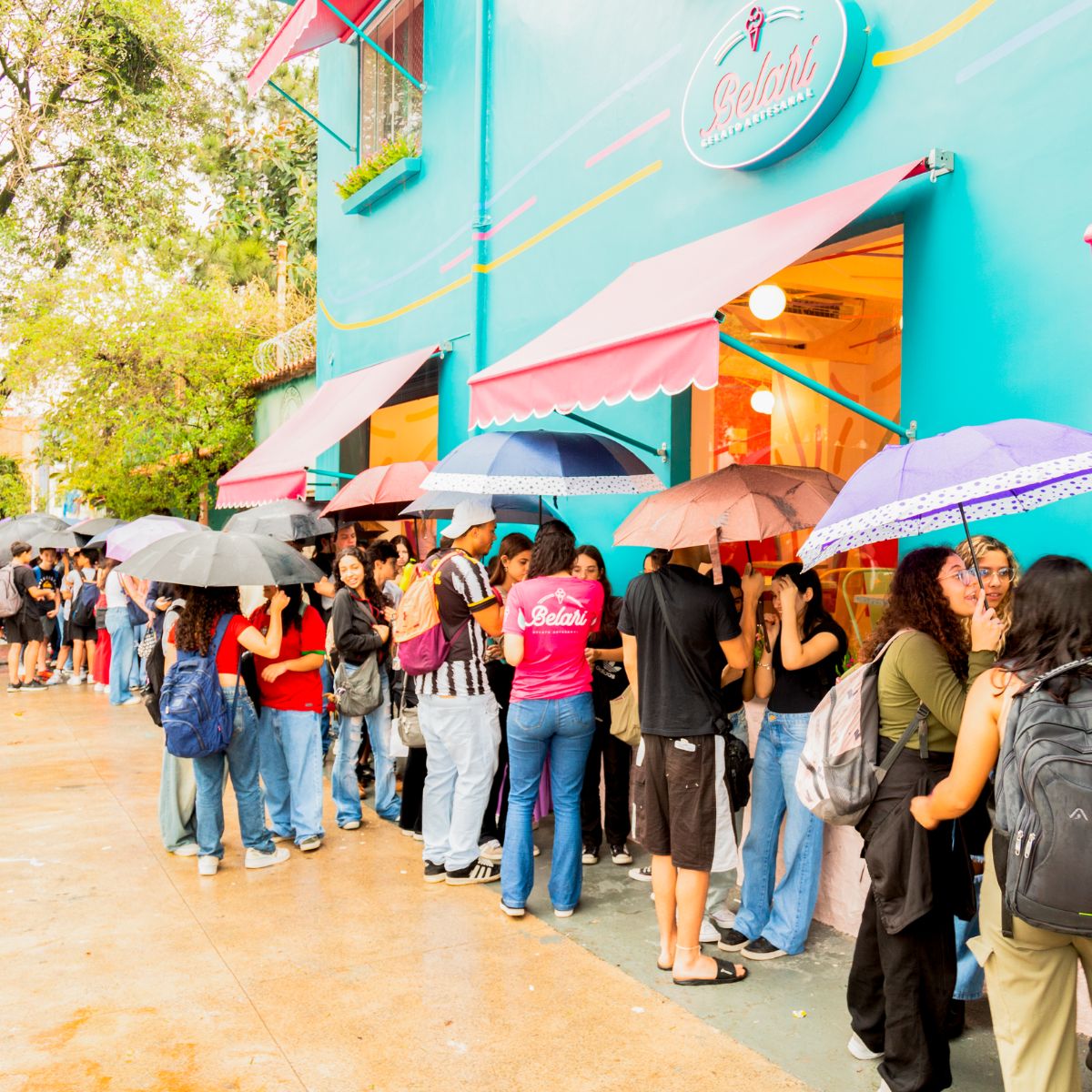 Longa fila de clientes esperando na Belari - demonstrando alta demanda e oportunidade de negócio