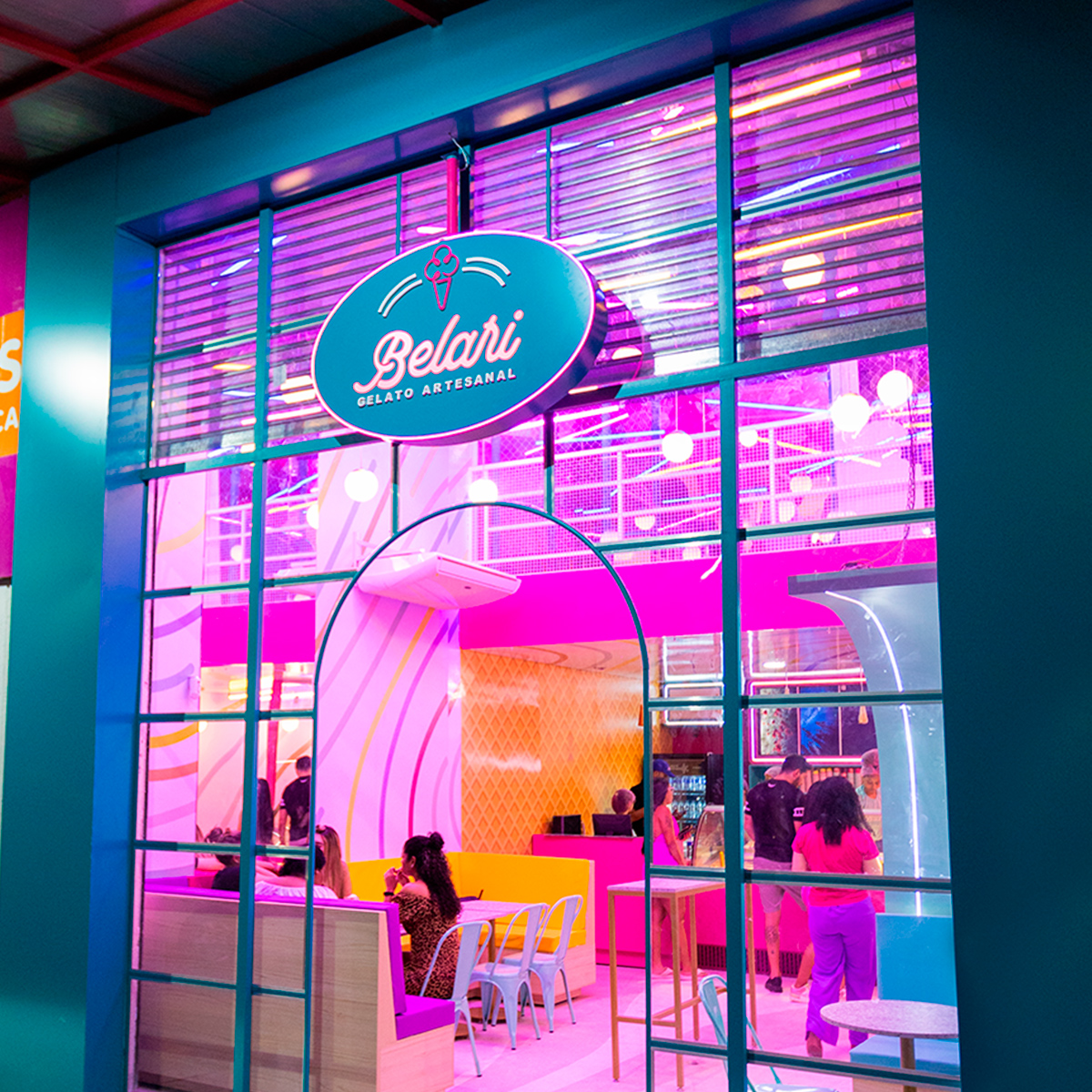 Loja Belari Gelato moderna com iluminação neon vibrante