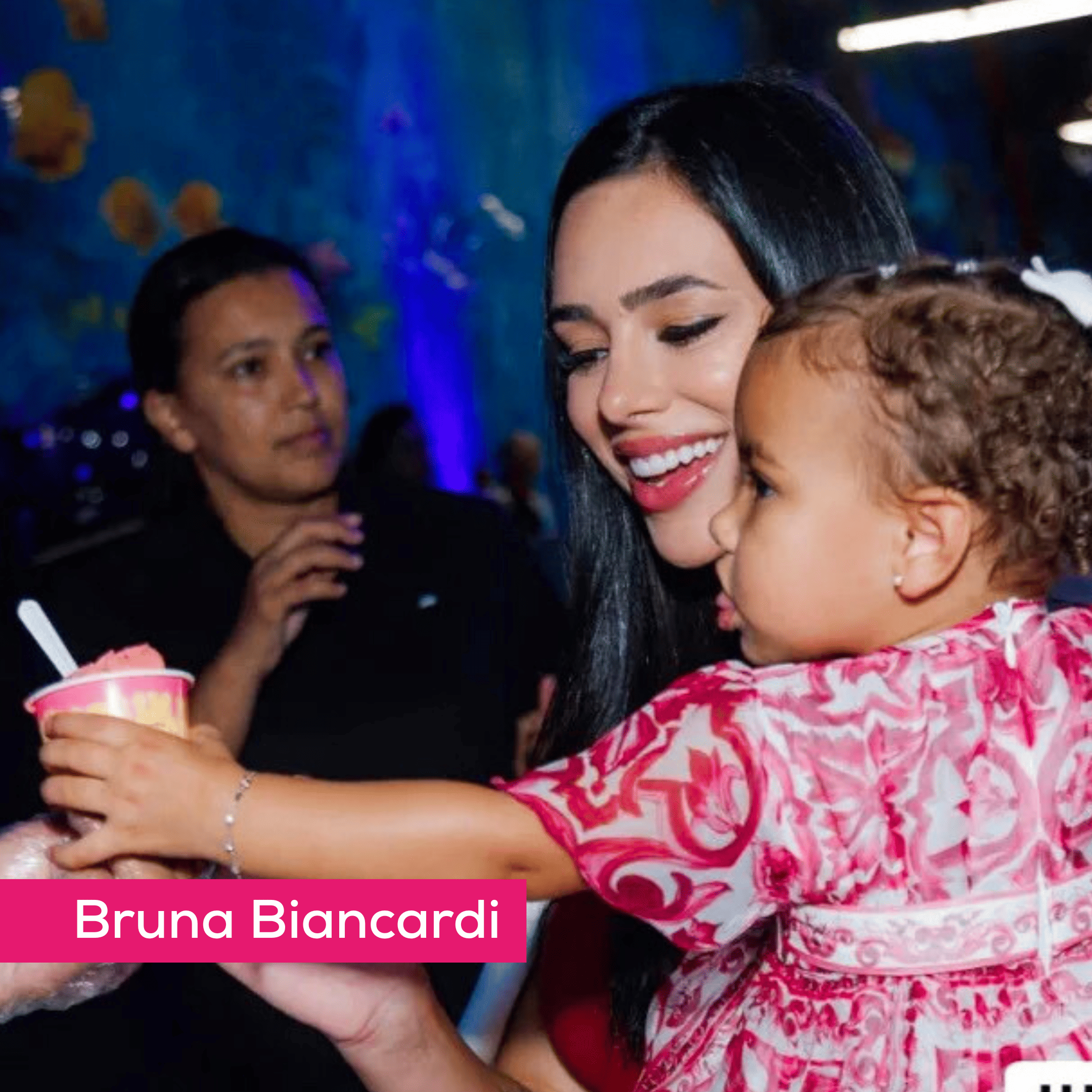 Bruna Biancardi com criança aproveitando gelato Belari