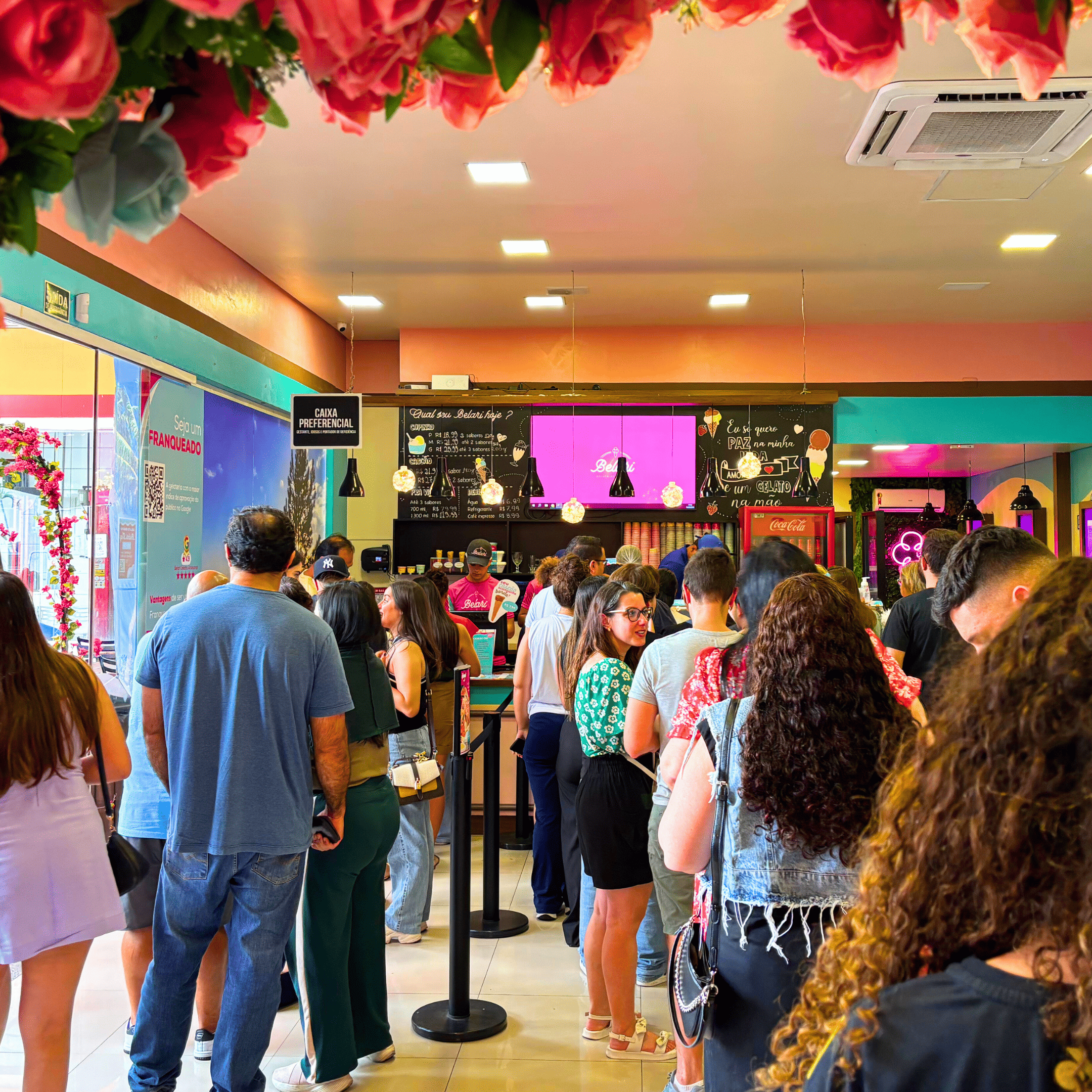 Loja Belari lotada de clientes demonstrando alta demanda e sucesso do negócio